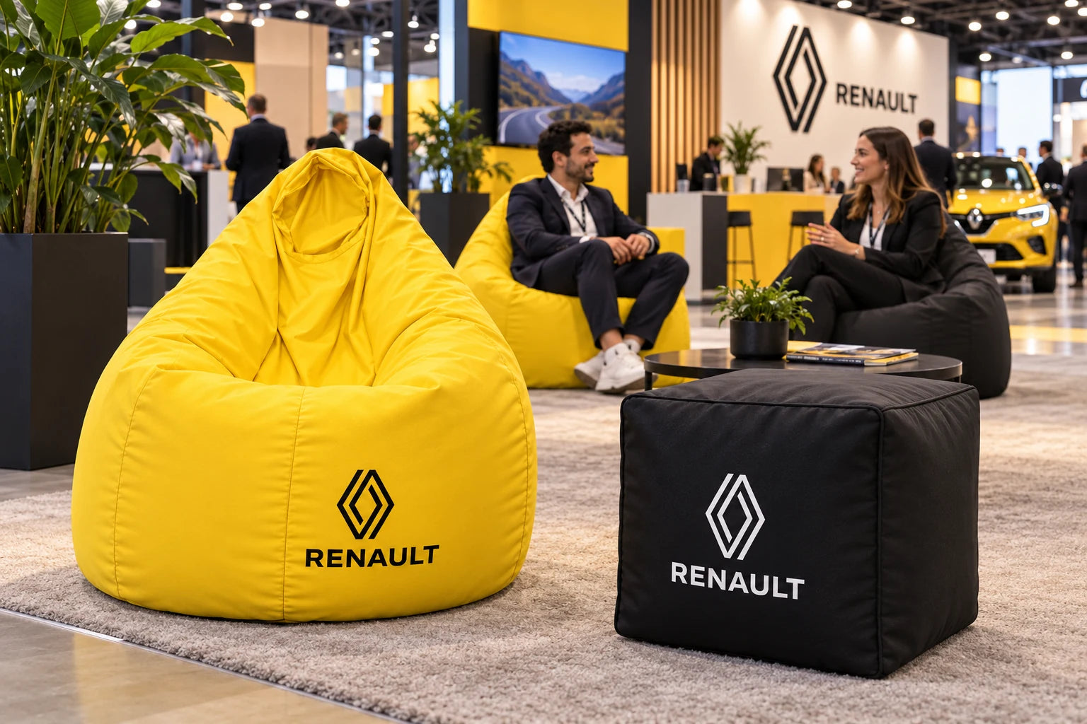 Exemple illustratif de poufs Monpouf personnalisés avec logo sur le tissu
