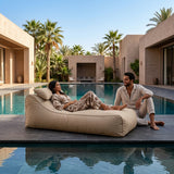 Pouf transat beige couple bord de piscine