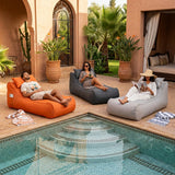 Poufs transat orange, anthracite et gris clair en riad