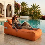 Pouf transat orange femme au chapeau