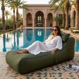 Pouf transat vert olive femme en robe blanche